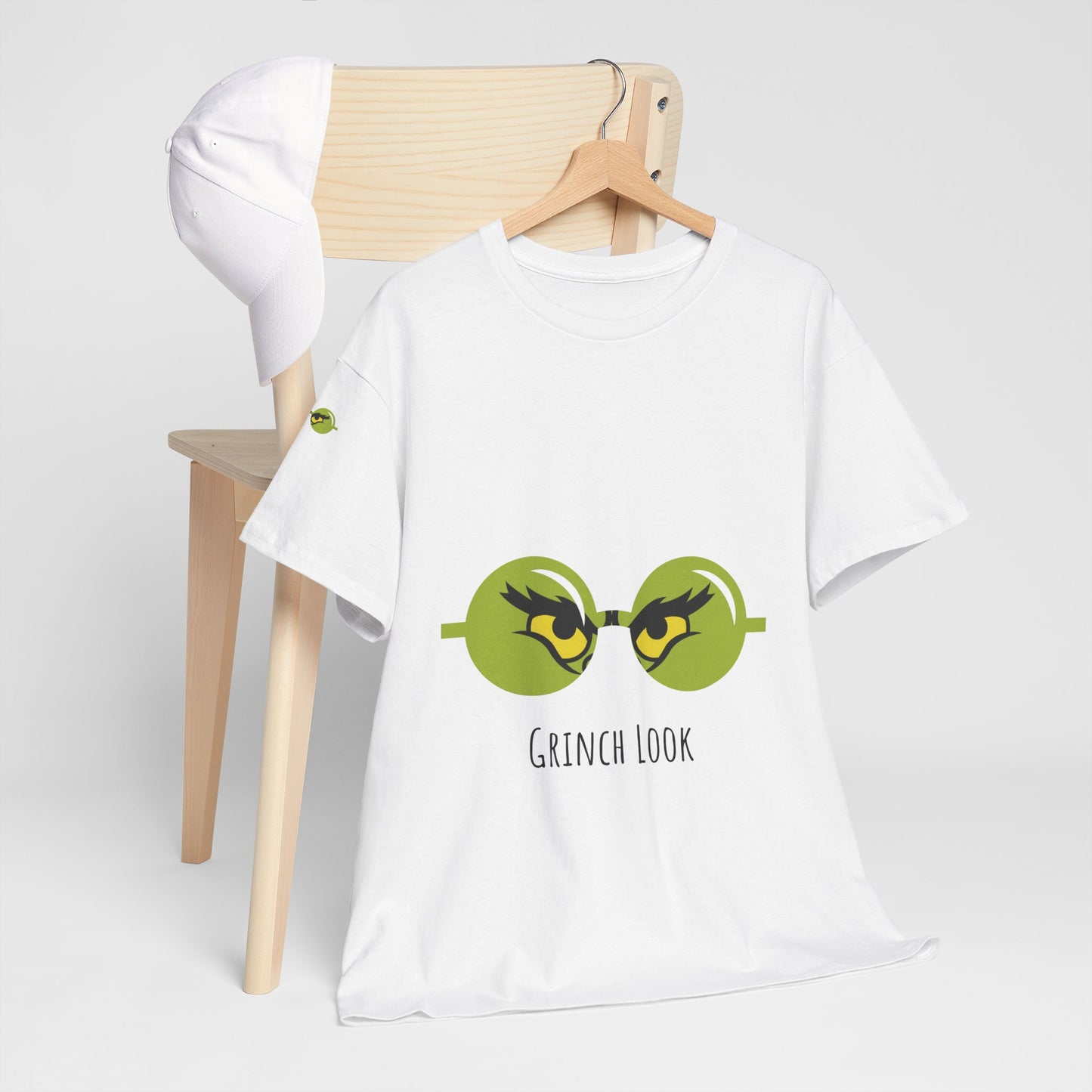 Camiseta con manga "That Grinch Look" Con detalle de estampado en la manga